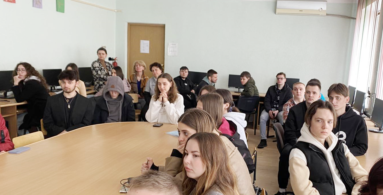 Студенти 2-4 курсів, які здобувають бакалаврський ступінь за освітніми програмами.png